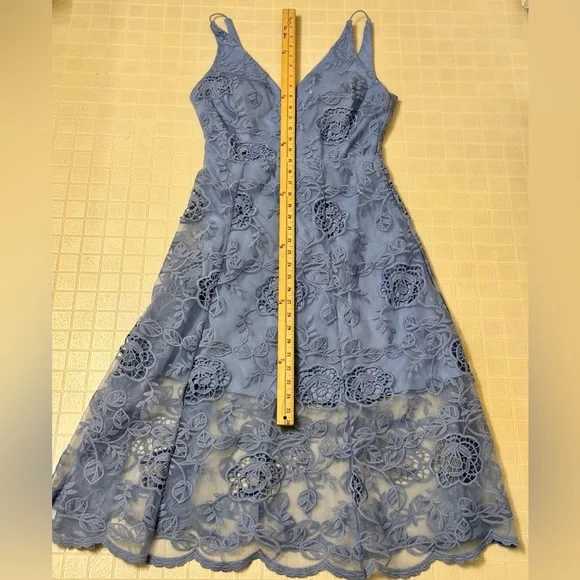 Elegant Blue Lace Midi Dress - Picture 3 of 5